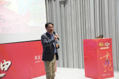 人类做者Rootport就操纵Midjourney创做并发布了第一